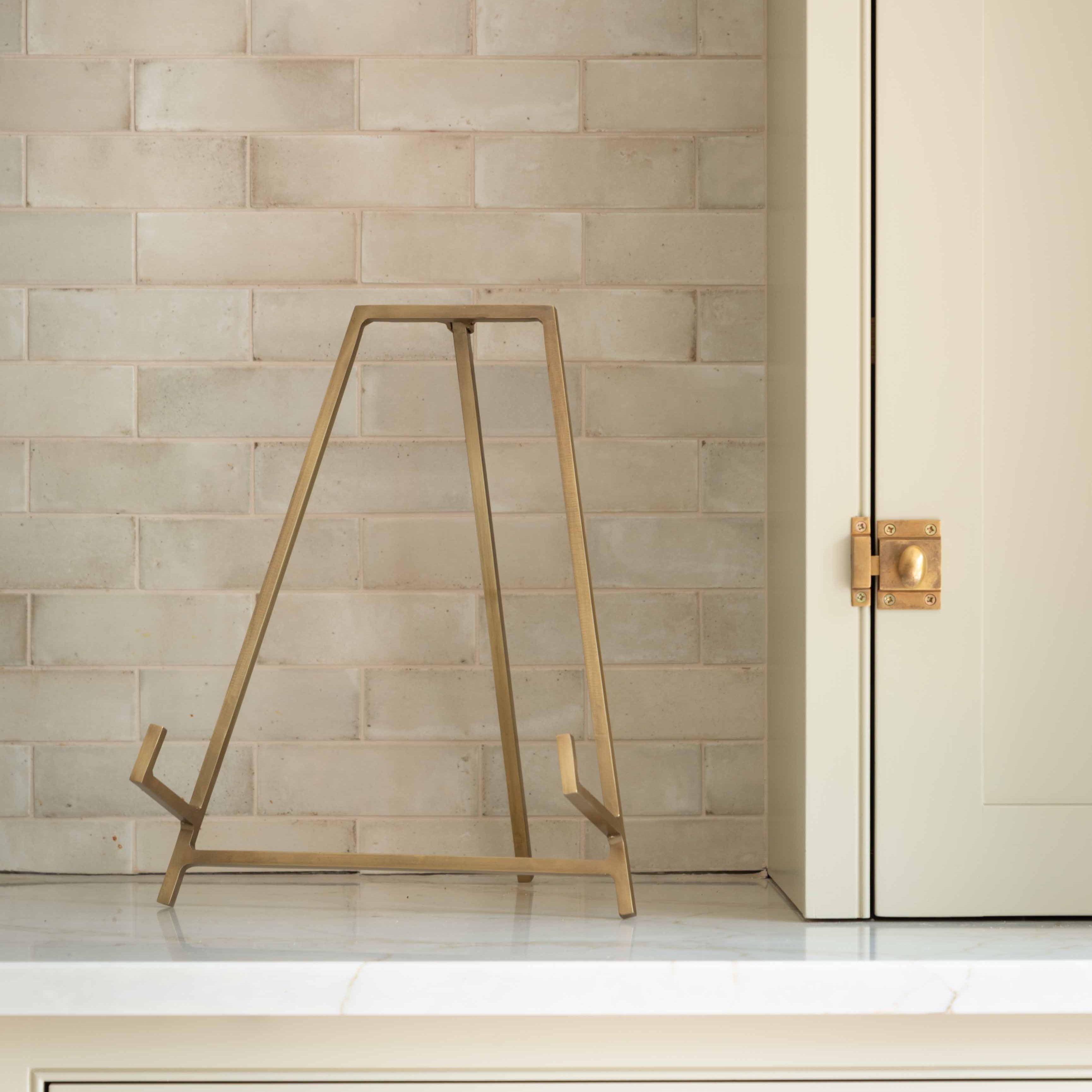 Add a touch of timeless sophistication to your kitchen or workspace with this elegant brass countertop easel. Crafted from durable metal with a brushed brass finish, this decorative stand blends seamlessly with modern, farmhouse, and traditional interiors. Perfectly sized for displaying cookbooks, art prints, tablets, or even cutting boards, this minimalist brass display easel is as functional as it is stylish.
With its angled design and sturdy base, it provides excellent support while enhancing your count