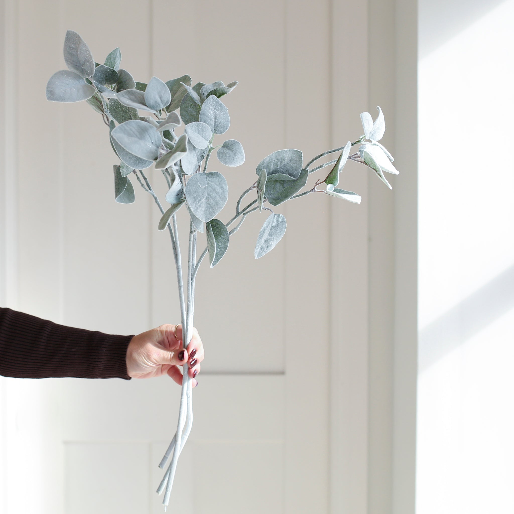 A stunning pale green stem dusted with festive glitter.