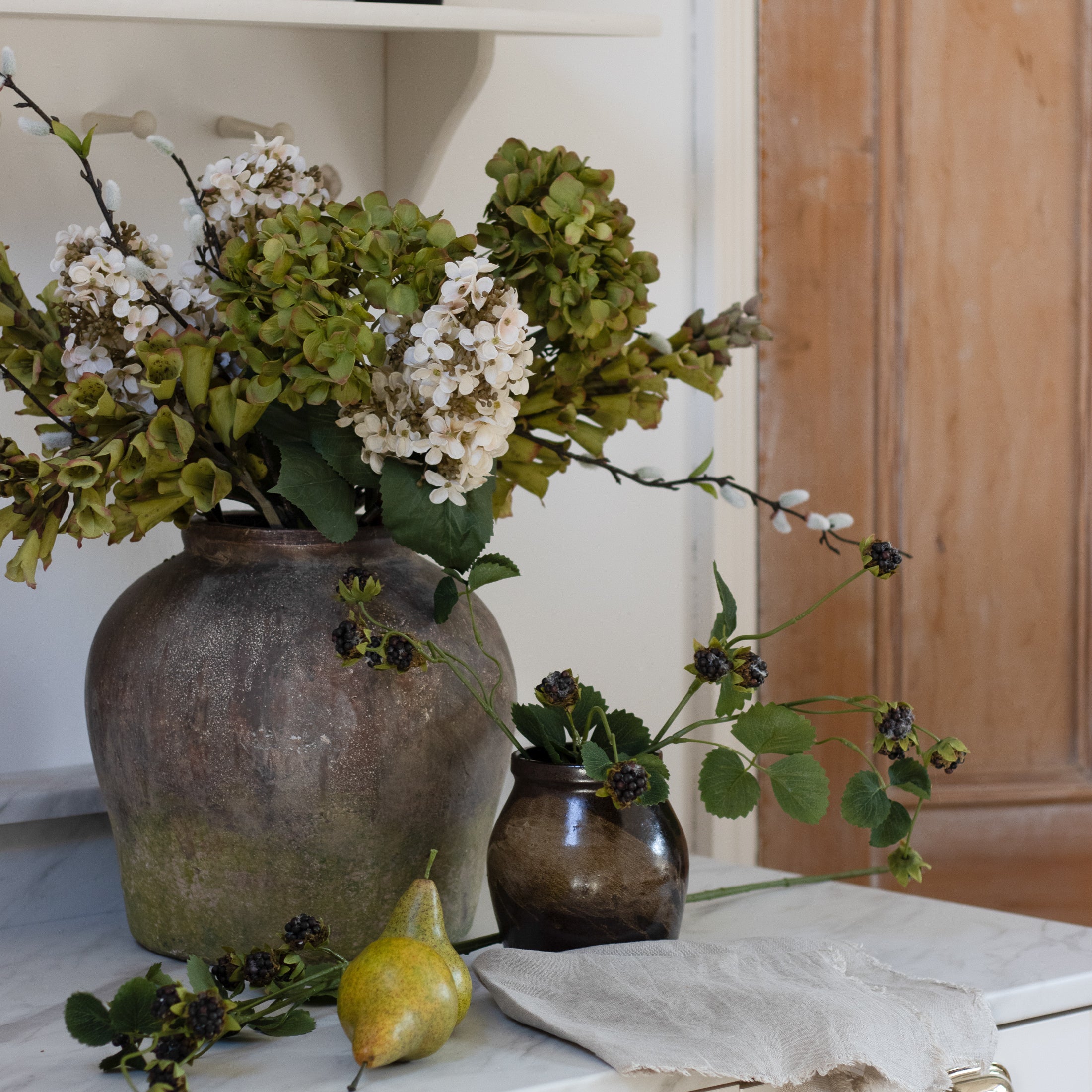 This vase is expertly made from terracotta and features a brown autumn finish with an aged effect for a perfect touch.