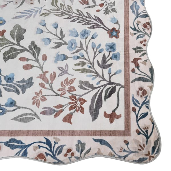 Close up of Evangeline vintage inspired scallop edge rug with floral design