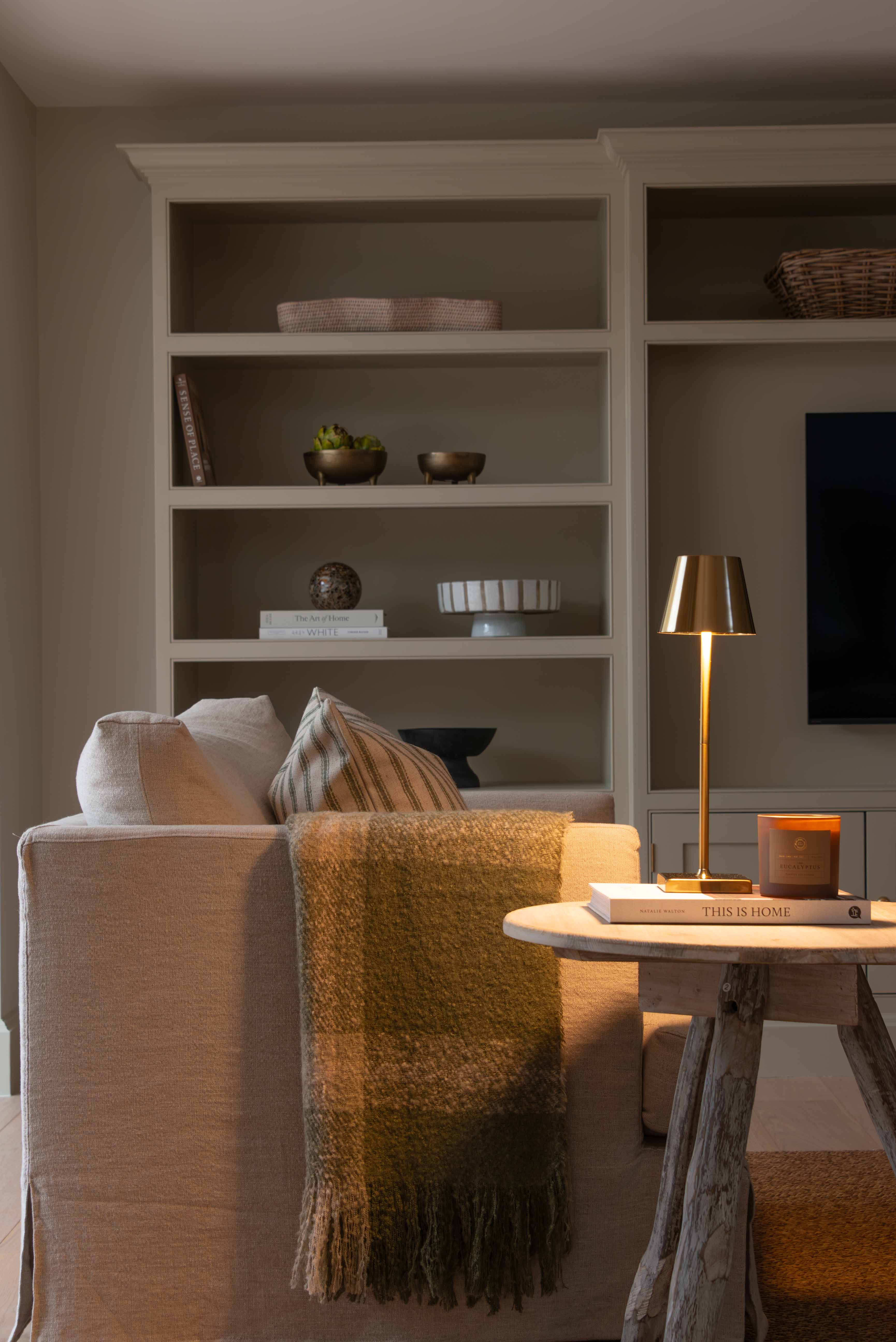 The luxurious Maja Wireless Lamp in elegant gold iron boasts a wireless design and can operate for up to 6-16 hours after only 4-6 hours of charging. Its elegant USB-C cable is included for convenience, making it perfect for elevating any space in your home without the need for a plug socket.