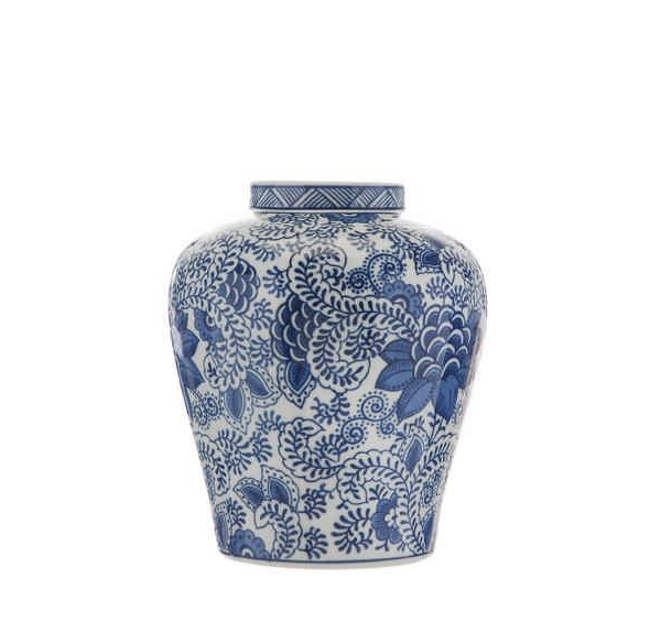 This beautiful vase features traditional chinoiserie design in a timeless blue and white colour scheme.