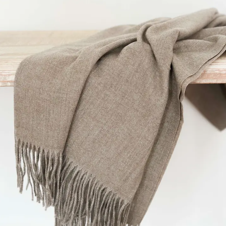 Indulge in luxury with this stunning brown Delilah throw. 