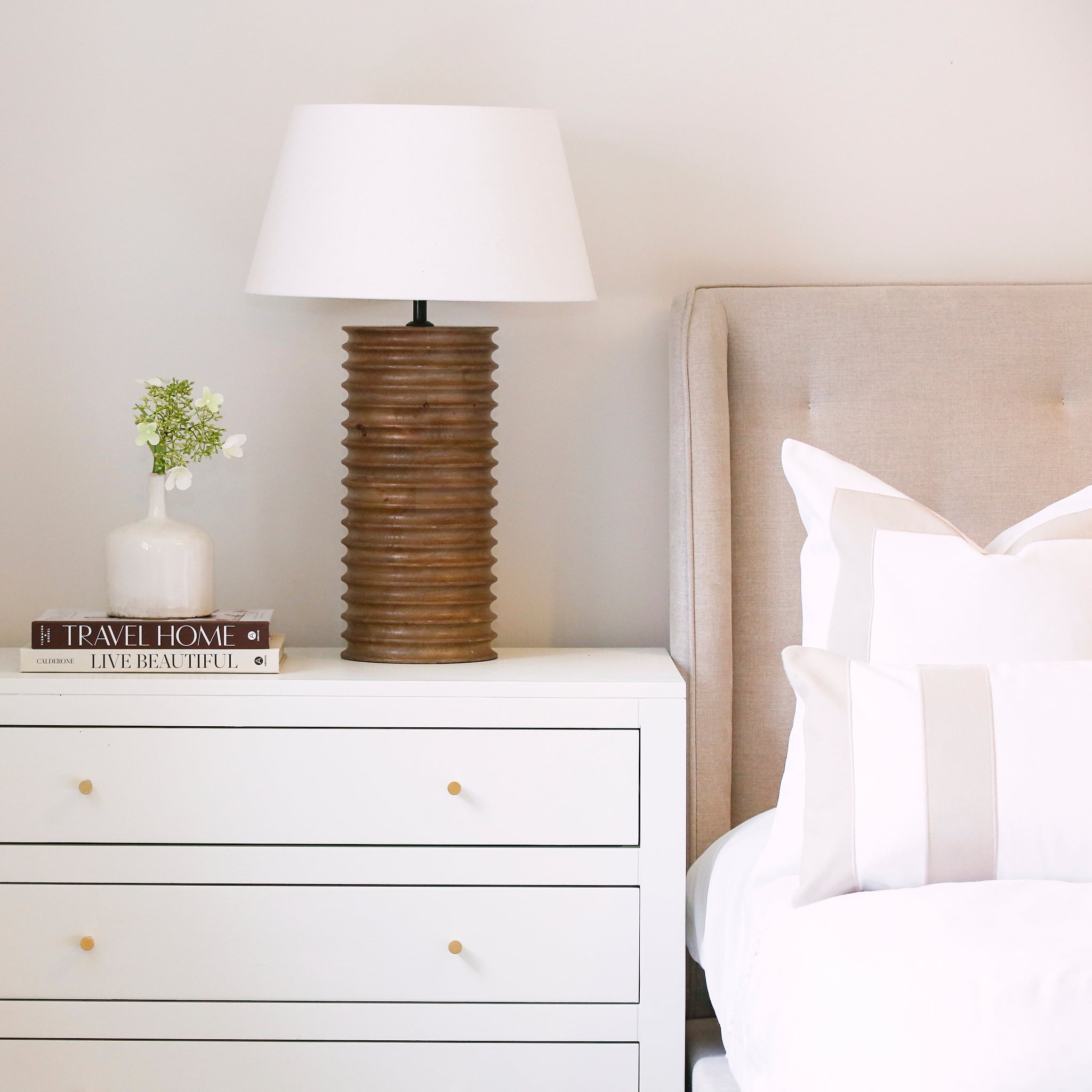 Three drawer white chest of drawers in birch wood and mdf, tapered legs, cut lines, wooden runners on drawers and brass style handles

90W x 45D x 75H cm;  22kg